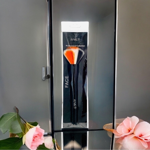 NIB AYMIE B' GOTTA B URBAN Professional Powder Brush Face Brush Makeup Brush - Picture 1 of 6